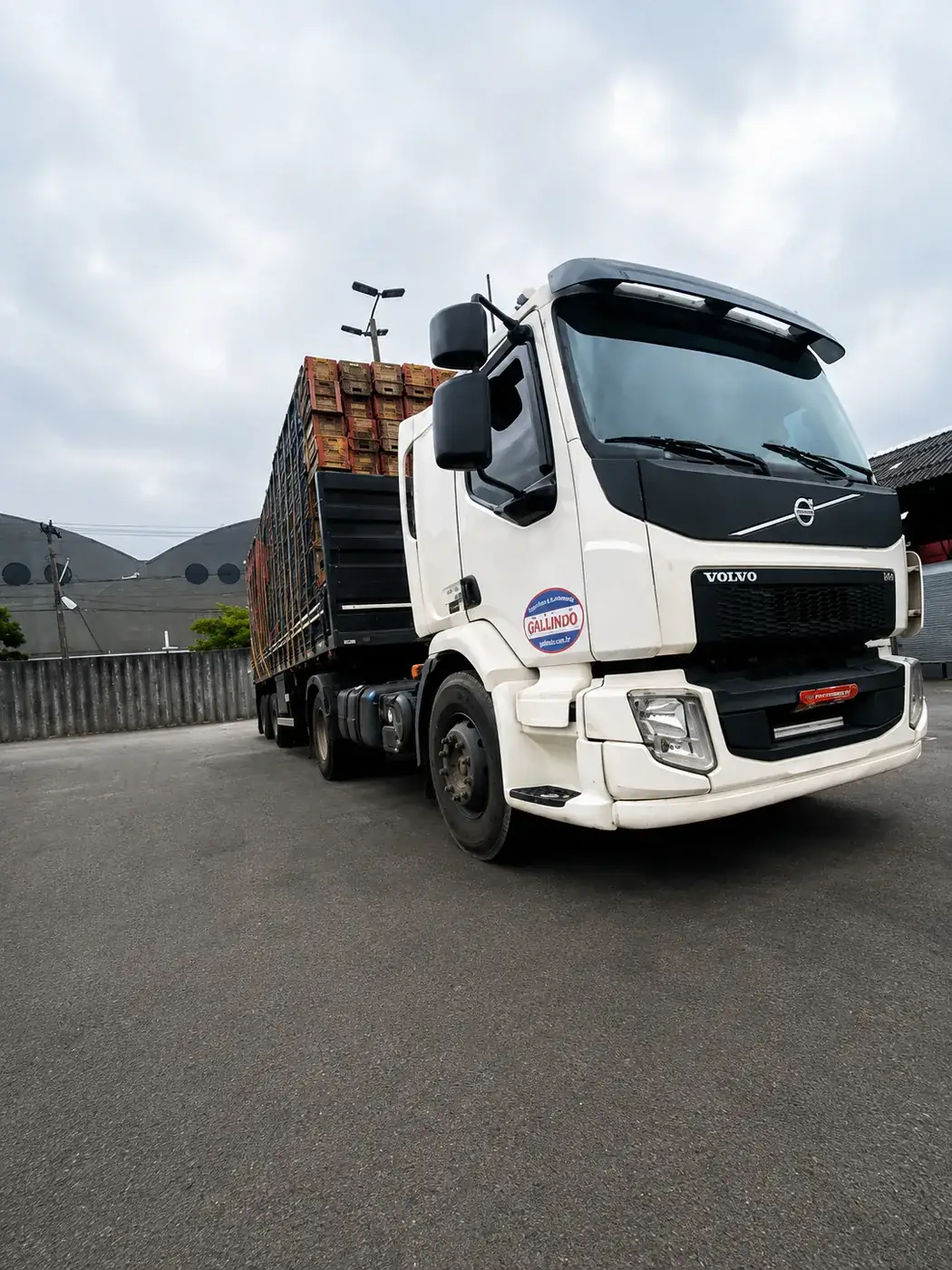 Caminhão Volvo da frota Gallindo carregado com engradados de hortifruti